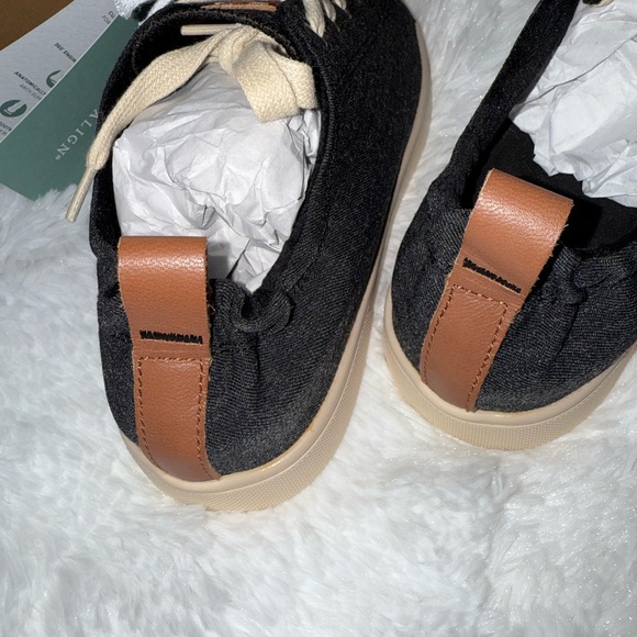 REVITALIGN Black and Tan Casual Shoes - Picture 5 of 7